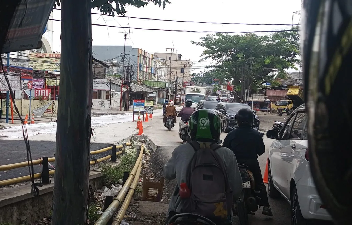 Pembangunan jalan beruntun di Tangerang memicu kemacetan panjang dan keresahan warga akibat minimnya pengaturan lalu lintas.