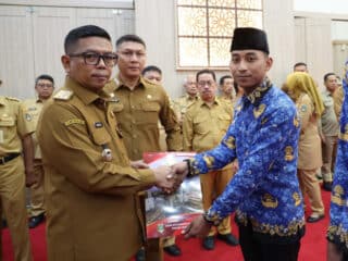 Pemprov Banten menyerahkan SK kepada 4.631 PPPK Paruh Waktu sebagai upaya memperkuat SDM dan pelayanan publik daerah.
