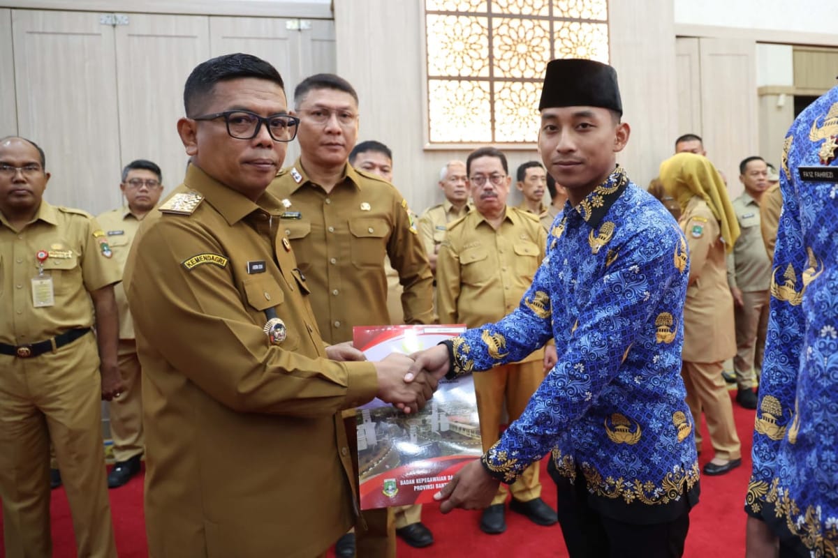 Pemprov Banten menyerahkan SK kepada 4.631 PPPK Paruh Waktu sebagai upaya memperkuat SDM dan pelayanan publik daerah.