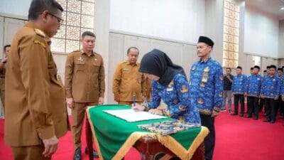 Gubernur Banten Andra Soni melantik 64 pejabat fungsional, menegaskan komitmen sekolah gratis, mutu pendidikan, dan netralitas ASN.