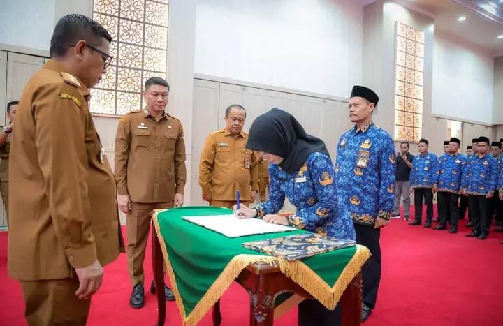 Gubernur Banten Andra Soni melantik 64 pejabat fungsional, menegaskan komitmen sekolah gratis, mutu pendidikan, dan netralitas ASN.
