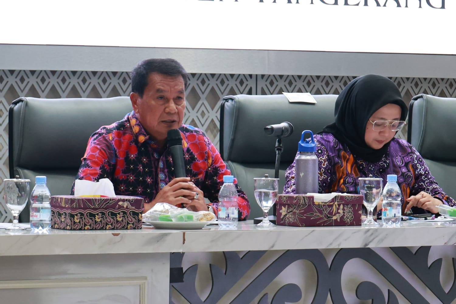 Pemkab Tangerang menghentikan sementara operasional truk tambang non-tol jelang Natal 2025 dan Tahun Baru 2026.