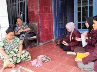 Mahasiswa Untirta edukasi PHBS door to door di Desa Pamanyaran untuk kebiasaan hidup sehat dan lingkungan bersih.