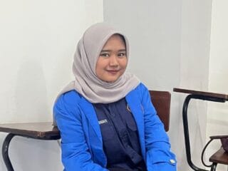 Opini tentang hak perempuan untuk berkuliah di pedesaan, melawan stigma patriarki, serta pentingnya pendidikan tinggi bagi masa depan.