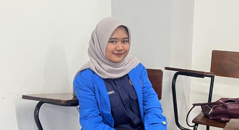 Opini tentang hak perempuan untuk berkuliah di pedesaan, melawan stigma patriarki, serta pentingnya pendidikan tinggi bagi masa depan.