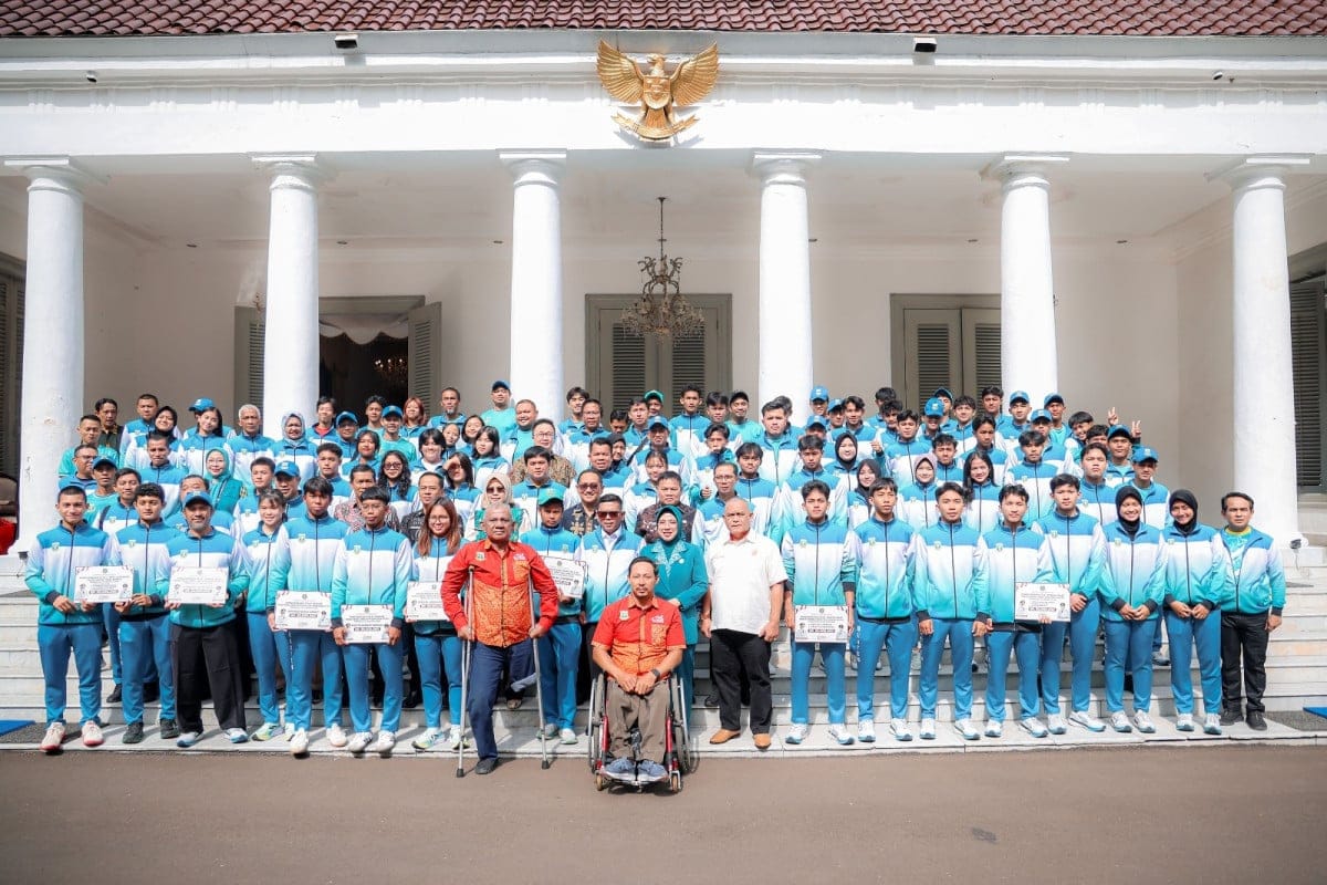 Banten naik ke lima besar Popnas 2025, Gubernur Andra Soni memberi bonus atlet berprestasi dan menegaskan dukungan penuh pembinaan olahraga.