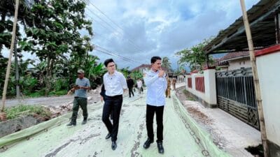 Percepatan pembangunan Jalan Kadomas–Banjar di Pandeglang lewat Program Bang Andra tingkatkan ekonomi dan mobilitas warga.