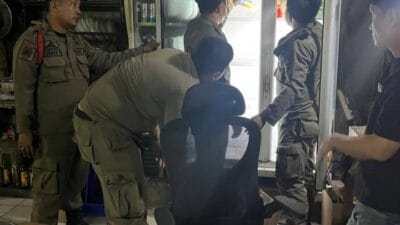 Satpol PP Kota Tangerang menyita 617 botol miras dari warung jamu dan lapo demi menjaga kondusivitas jelang Nataru.