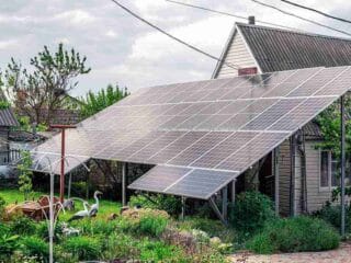 Panel surya mengubah sinar matahari menjadi listrik rumah tangga yang hemat biaya, ramah lingkungan, dan berkelanjutan.
