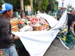 Pemkot Tangsel bergerak cepat menangani tumpukan sampah di Ciputat dan Serpong demi menekan bau dan menjaga kenyamanan warga.
