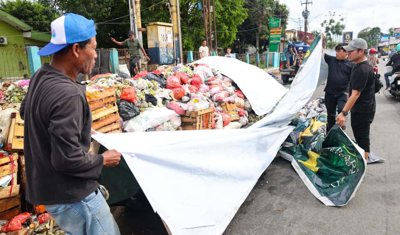 Pemkot Tangsel bergerak cepat menangani tumpukan sampah di Ciputat dan Serpong demi menekan bau dan menjaga kenyamanan warga.