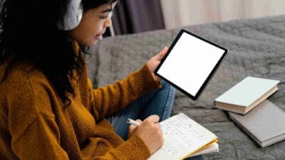 Analisis penggunaan e-book dalam pembelajaran mahasiswa serta dampaknya terhadap prestasi akademik di era digital perguruan tinggi.