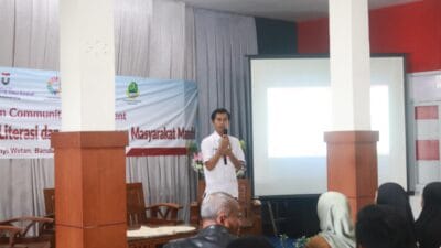 Telkom University memberdayakan masyarakat Kolong Jembatan Layang Cileunyi lewat literasi, sosial, dan aksi bersih-bersih.