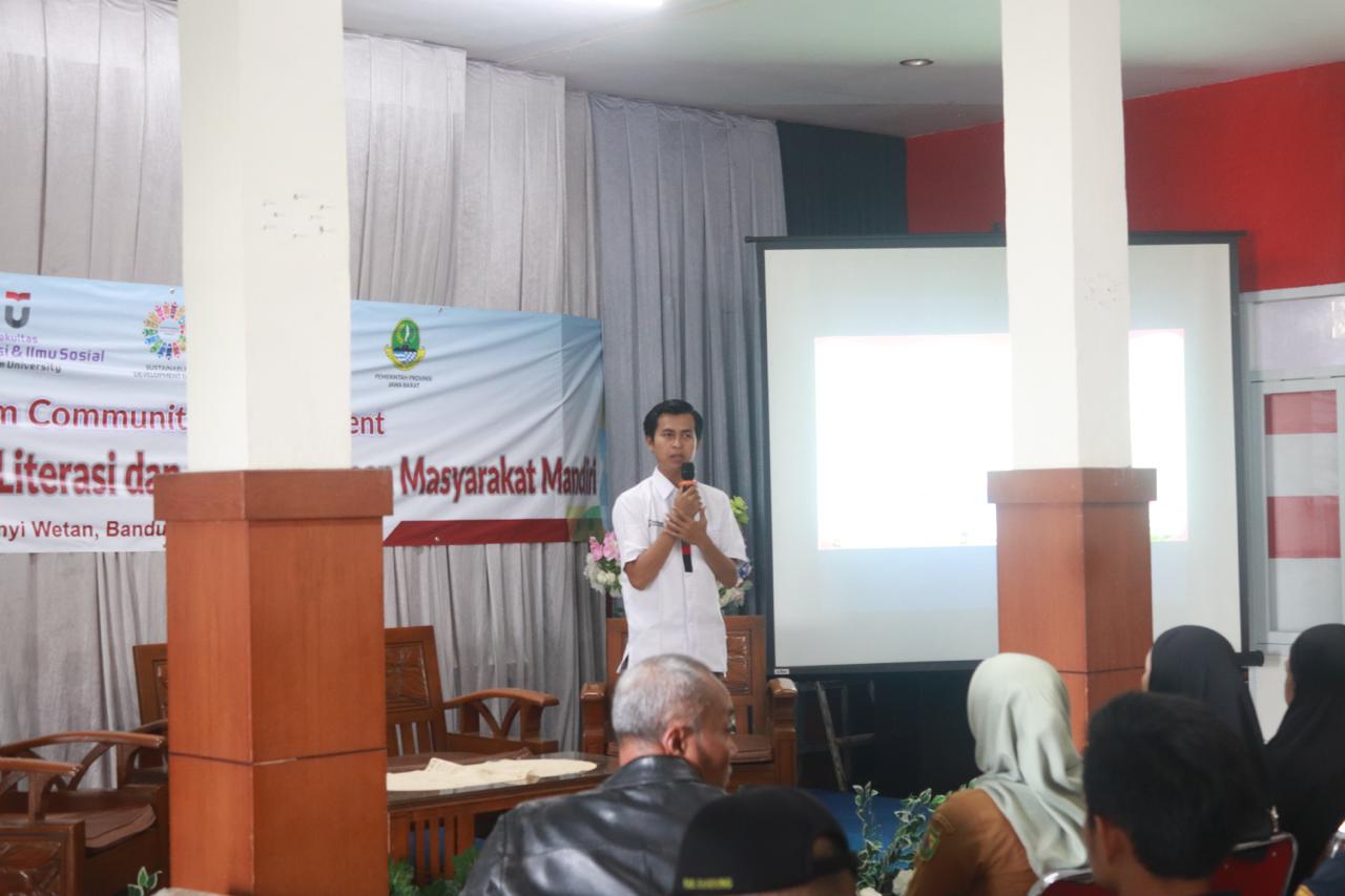 Telkom University memberdayakan masyarakat Kolong Jembatan Layang Cileunyi lewat literasi, sosial, dan aksi bersih-bersih.