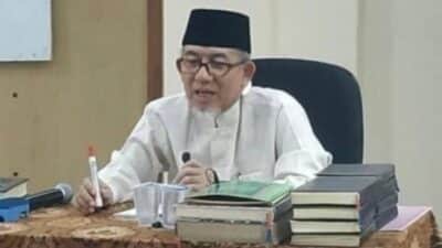 Refleksi kritis Islam atas sejarah dan tanda keruntuhan Amerika Serikat akibat kezaliman, kesombongan elit, dan watak kolonial.