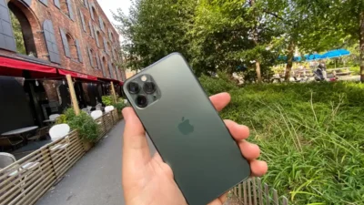 Penggunaan Apple device kian masif. Pilih service dengan teknisi bersertifikat agar iPhone, iPad, dan MacBook tetap aman & optimal.