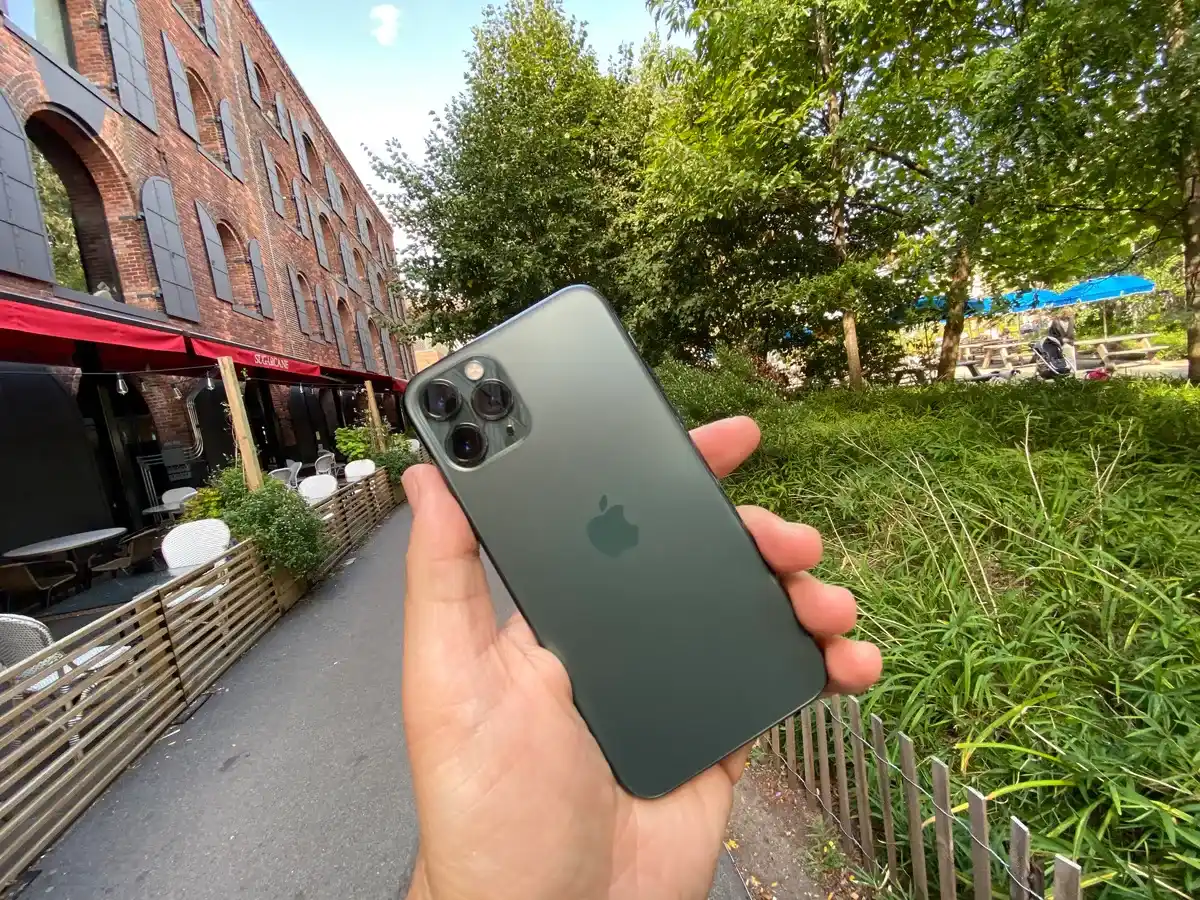 Penggunaan Apple device kian masif. Pilih service dengan teknisi bersertifikat agar iPhone, iPad, dan MacBook tetap aman & optimal.