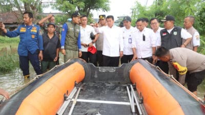Bupati Tangerang meninjau banjir Desa Pasir Ampo akibat jebolnya tanggul Sungai Cidurian dan berkoordinasi dengan BBWS C3.
