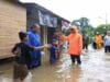 Wali Kota Tangerang Sachrudin meninjau banjir dan memastikan keselamatan warga melalui posko kesehatan, pengungsian, dan bantuan logistik.