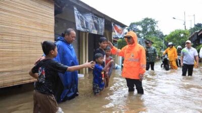 Wali Kota Tangerang Sachrudin meninjau banjir dan memastikan keselamatan warga melalui posko kesehatan, pengungsian, dan bantuan logistik.