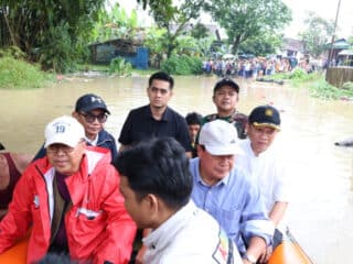Bupati Tangerang tinjau banjir Nyompok Girang akibat luapan Sungai Cidurian, salurkan bantuan dan rencanakan jembatan.