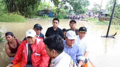 Bupati Tangerang tinjau banjir Nyompok Girang akibat luapan Sungai Cidurian, salurkan bantuan dan rencanakan jembatan.
