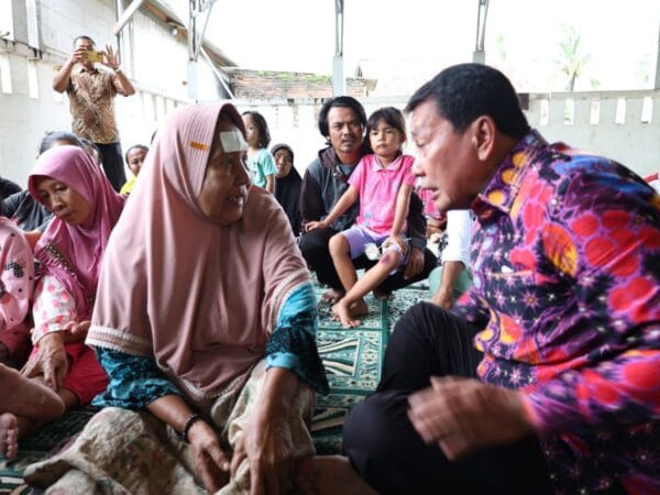 Bupati Tangerang Turun Langsung ke Pakuhaji, Serahkan Bantuan untuk Korban Banjir