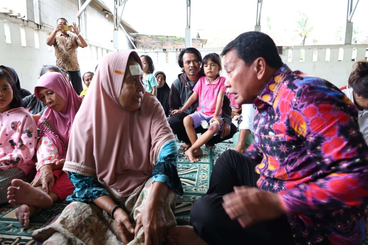 Bupati Tangerang Moch. Maesyal Rasyid menyalurkan bantuan dan meninjau lokasi banjir di Pakuhaji untuk memastikan kebutuhan warga terpenuhi.