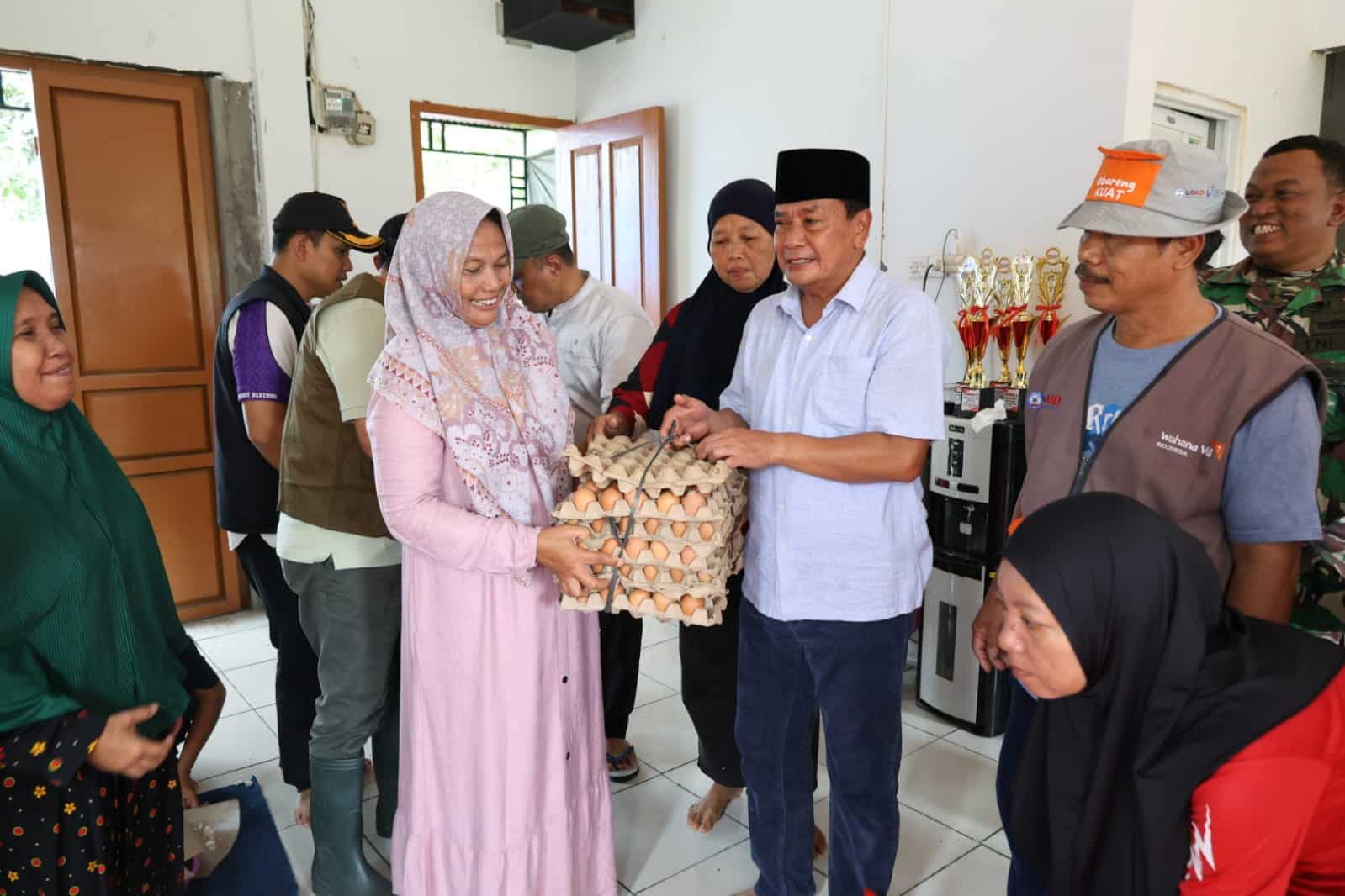 Bupati Tangerang meninjau banjir di Taman Cikande, Jayanti, menyerahkan bantuan dan menyerap aspirasi warga terkait solusi banjir.