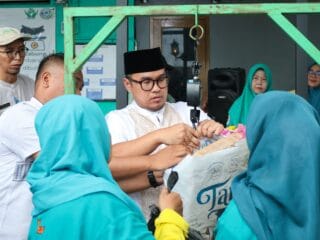 Pilar Saga Ichsan meninjau Bank Sampah Gas Berlin di Setu Tangsel sebagai percontohan TPS3R digital dan pertanian terpadu.