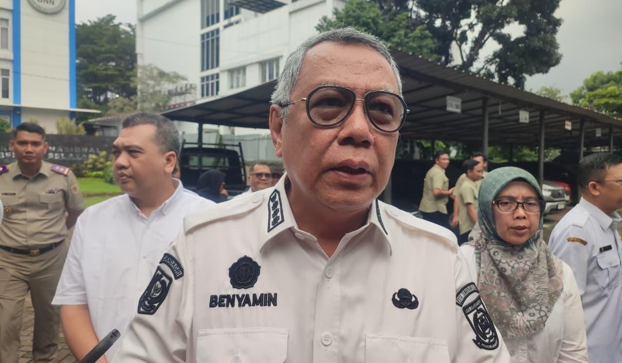Benyamin Davnie memastikan layanan Disdukcapil Tangsel berjalan optimal, berbasis online–offline, serta stok blanko KTP aman.