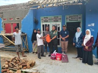 Rumah Warga Kampung Kupluk Menes Tertimpa Pohon, Muspika Turun Beri Bantuan