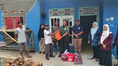 Rumah warga Kampung Kupluk Menes tertimpa pohon akibat hujan deras dan angin kencang. Muspika turun langsung beri bantuan.