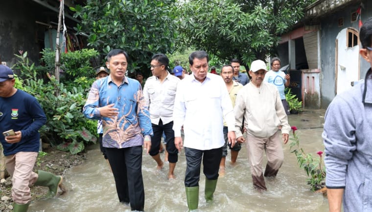 Bupati Tangerang meninjau banjir di Perumahan Nuansa Mekarsari Rajeg dan menyiapkan bantuan serta normalisasi saluran air.