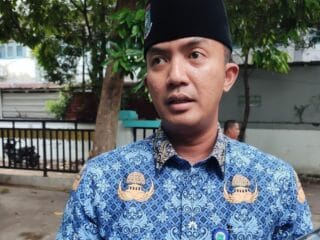 Camat Ciputat Timur Rastra Yudhatama ajak warga aktif membuat lubang biopori untuk kelola sampah dan cegah genangan air lokal