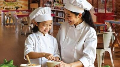 Fame Hotel Gading Serpong menghadirkan Mom & Kid Cooking Class, aktivitas seru dan edukatif untuk mempererat kebersamaan ibu dan anak.