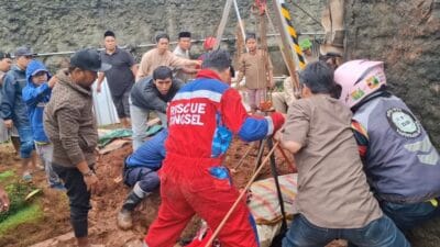 Damkar Tangsel membantu pemakaman warga Serpong Utara dengan bobot jenazah 200 kilogram sebagai bentuk aksi kemanusiaan.