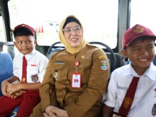 Bupati Tangerang meresmikan halte bus sekolah gratis sebagai upaya meningkatkan layanan transportasi aman dan nyaman bagi pelajar.