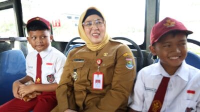 Bupati Tangerang meresmikan halte bus sekolah gratis sebagai upaya meningkatkan layanan transportasi aman dan nyaman bagi pelajar.