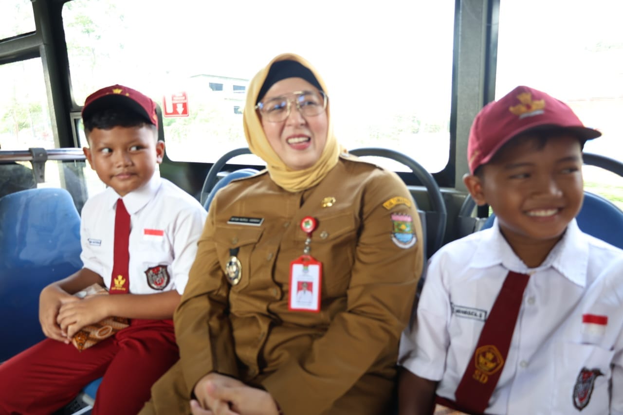 Bupati Tangerang meresmikan halte bus sekolah gratis sebagai upaya meningkatkan layanan transportasi aman dan nyaman bagi pelajar.