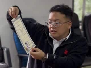 Abraham Garuda Laksono mendatangi KPU Banten membawa ijazah asli untuk menjawab isu publik soal keabsahan dokumen pendidikan.