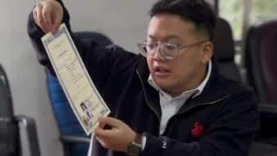 Abraham Garuda Laksono mendatangi KPU Banten membawa ijazah asli untuk menjawab isu publik soal keabsahan dokumen pendidikan.