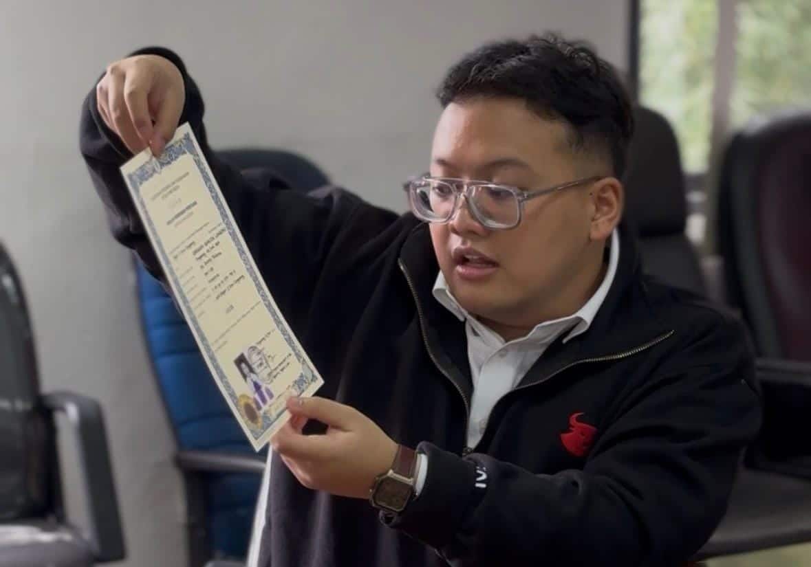 Abraham Garuda Laksono mendatangi KPU Banten membawa ijazah asli untuk menjawab isu publik soal keabsahan dokumen pendidikan.