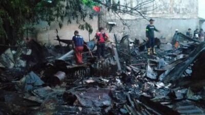 Petugas BPBD Kota Tangerang berjibaku lima jam memadamkan kebakaran lapak limbah dan restoran di Karawaci dini hari.