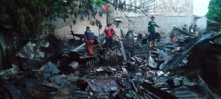 Petugas BPBD Kota Tangerang berjibaku lima jam memadamkan kebakaran lapak limbah dan restoran di Karawaci dini hari.