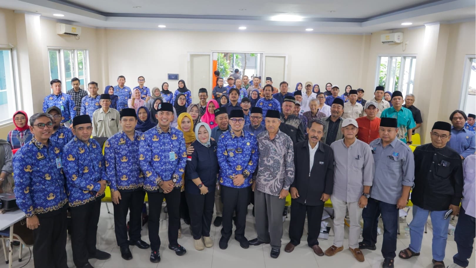 Pilar Saga Ichsan menekankan kolaborasi warga dalam pengelolaan sampah dari sumber saat Musrenbang Kelurahan Cireundeu.