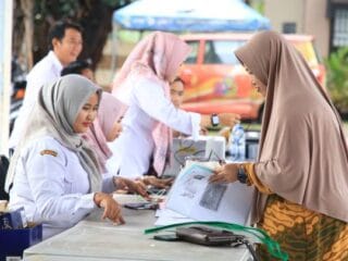Program Nyaba Kelurahan Disdukcapil Kota Tangerang memudahkan warga mengurus akta kelahiran dan aktivasi IKD secara cepat.
