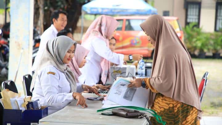 Program Nyaba Kelurahan Disdukcapil Kota Tangerang memudahkan warga mengurus akta kelahiran dan aktivasi IKD secara cepat.