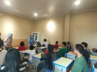 Dosen Universitas Gunadarma membekali peserta didik PKBM Tan Malaka dengan pemahaman AI untuk meningkatkan literasi digital.