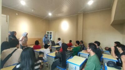 Dosen Universitas Gunadarma membekali peserta didik PKBM Tan Malaka dengan pemahaman AI untuk meningkatkan literasi digital.